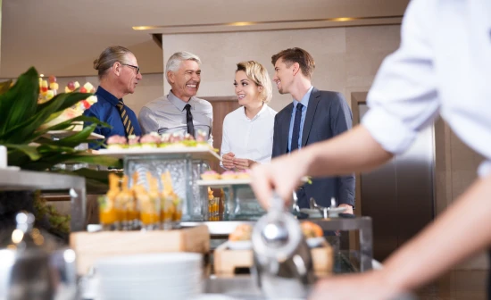 Buffet Madeira para eventos corporativos. Transforme Seu Evento Corporativo em Uma Experiência Memorável Venha conhecer nossa gastronomia com entradas e pratos surpreendentes, que proporcionará uma experiência sensorial, que começa pelo visual te puxa pelo aroma e conquista no sabor.