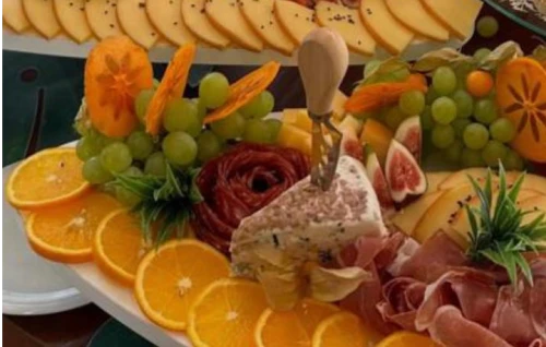 Buffet Madeira para eventos corporativos. Transforme Seu Evento Corporativo em Uma Experiência Memorável Venha conhecer nossa gastronomia com entradas e pratos surpreendentes, que proporcionará uma experiência sensorial, que começa pelo visual te puxa pelo aroma e conquista no sabor.