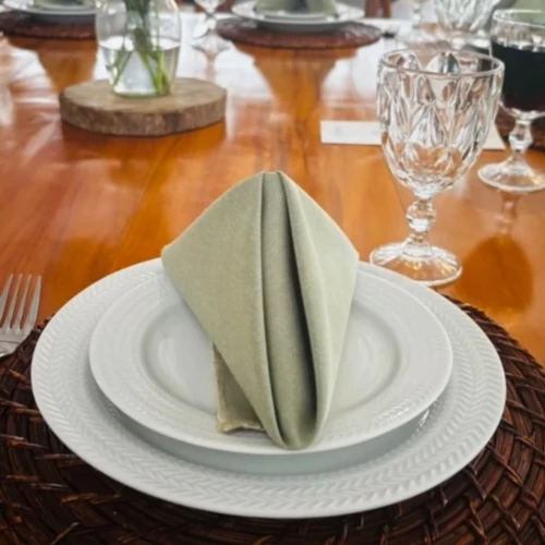 Buffet Madeira para eventos corporativos. Transforme Seu Evento Corporativo em Uma Experiência Memorável Venha conhecer nossa gastronomia com entradas e pratos surpreendentes, que proporcionará uma experiência sensorial, que começa pelo visual te puxa pelo aroma e conquista no sabor.